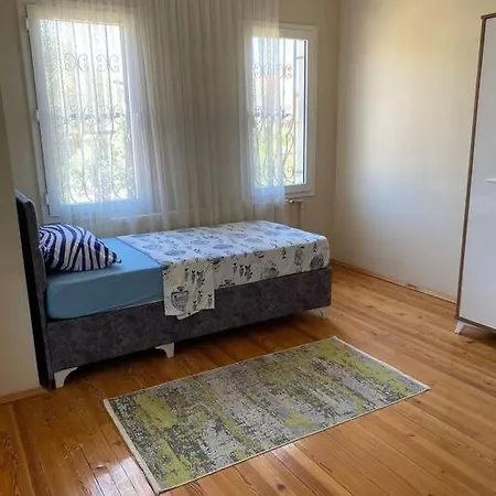 Cunda Merkezde Genis Villa Ayvalı
